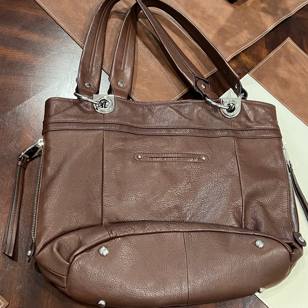 B. Makowsky Large Leather Shoulder Tote Bag - Picture 8 of 13